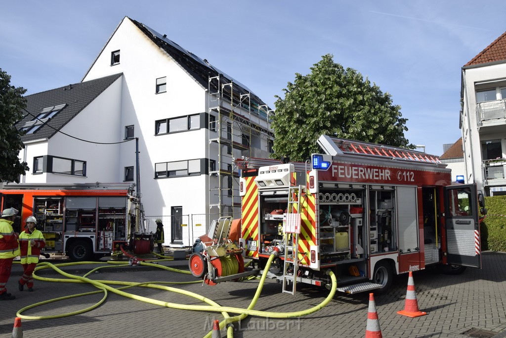 Feuer 2 Dachstuhl Koeln Dellbrueck Von der Leyen Str P080.JPG - Miklos Laubert